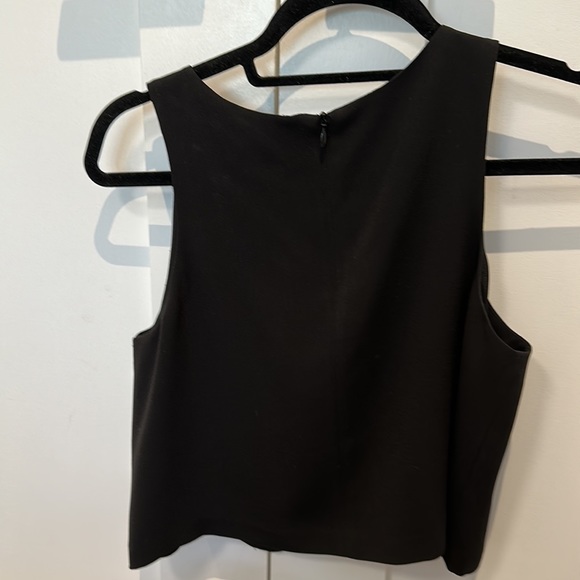 Black cropped, scalloped top - Picture 6 of 6